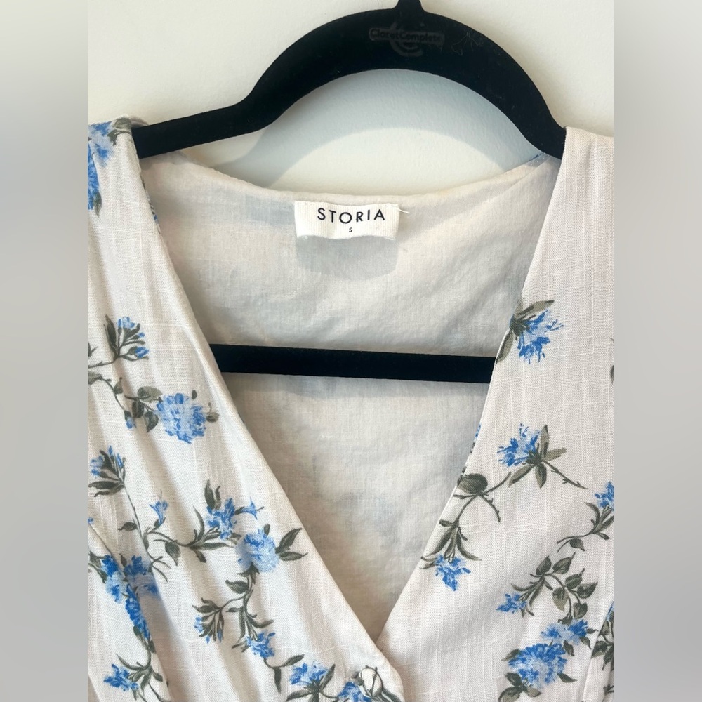 Short floral v- neck button down dress. - Picture 2 of 4